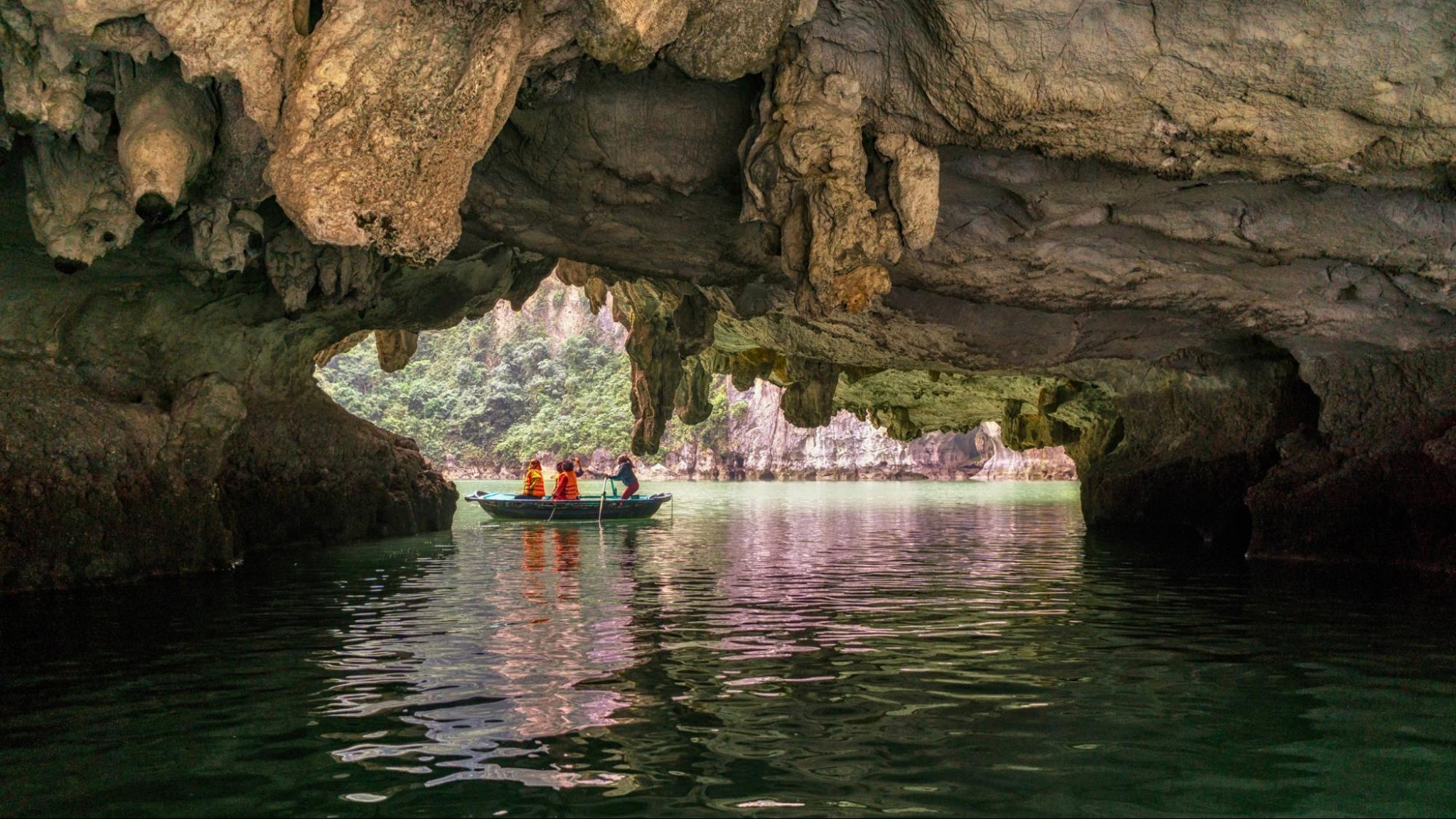 Luon Cave boasts a unique beauty that can be discovered by kayaking